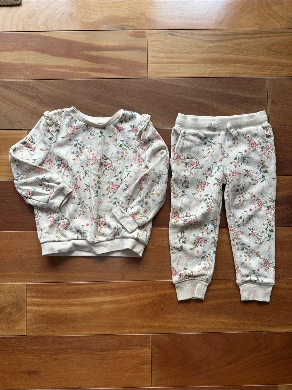 OshKosh B'gosh Cream Floral Girls' Set - Top & Jogger Pants 2T